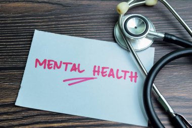 Akıl Sağlığı kavramı, ahşap masa üzerine izole edilmiş steteskopla yapışkan notlara yazılır..