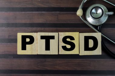 Tahta arka planda travma sonrası stres bozukluğu yazan tahta küplerin kavramı.