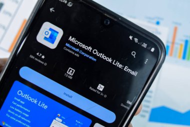 Microsoft Outlook Lite - Akıllı Telefon ekranında e- posta uygulaması. Outlook Lite, Microsoft Corporation tarafından geliştirilen ücretsiz bir web tarayıcısıdır. Bekasi, Endonezya, 2 Şubat 2024