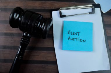 Sessiz Müzayede kavramı yapışkan notlar üzerine yazılır ve Gavel Tahta Masa 'da tecrit edilir.