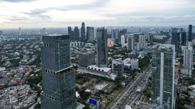 Endonezya 'nın başkenti Jakarta' nın panoramik şehir manzarası gün batımında. Kirlenmiş şehirde ender bir gün. Jakarta, Endonezya, 8 Şubat 2024