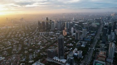 Endonezya 'nın başkenti Jakarta' nın panoramik şehir manzarası gün batımında. Kirlenmiş şehirde ender bir gün. Jakarta, Endonezya, 8 Şubat 2024