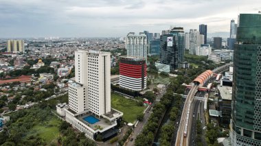 Endonezya 'nın başkenti Jakarta' nın panoramik şehir manzarası gün batımında. Kirlenmiş şehirde ender bir gün. Jakarta, Endonezya, 8 Şubat 2024