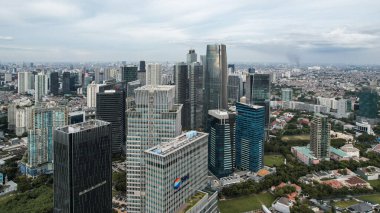 Endonezya 'nın başkenti Jakarta' nın panoramik şehir manzarası gün batımında. Kirlenmiş şehirde ender bir gün. Jakarta, Endonezya, 8 Şubat 2024