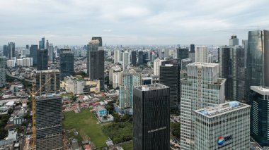 Endonezya 'nın başkenti Jakarta' nın panoramik şehir manzarası gün batımında. Kirlenmiş şehirde ender bir gün. Jakarta, Endonezya, 8 Şubat 2024