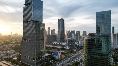Endonezya 'nın başkenti Jakarta' nın panoramik şehir manzarası gün batımında. Kirlenmiş şehirde ender bir gün. Jakarta, Endonezya, 8 Şubat 2024