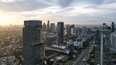 Endonezya 'nın başkenti Jakarta' nın panoramik şehir manzarası gün batımında. Kirlenmiş şehirde ender bir gün. Jakarta, Endonezya, 8 Şubat 2024