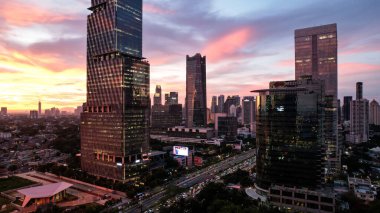 Endonezya 'nın başkenti Jakarta' nın panoramik şehir manzarası gün batımında. Kirlenmiş şehirde ender bir gün. Jakarta, Endonezya, 8 Şubat 2024