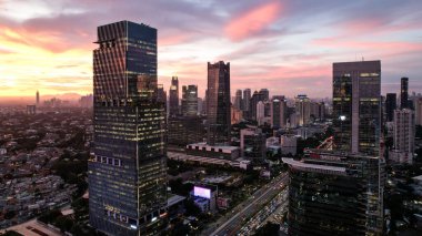Endonezya 'nın başkenti Jakarta' nın panoramik şehir manzarası gün batımında. Kirlenmiş şehirde ender bir gün. Jakarta, Endonezya, 8 Şubat 2024