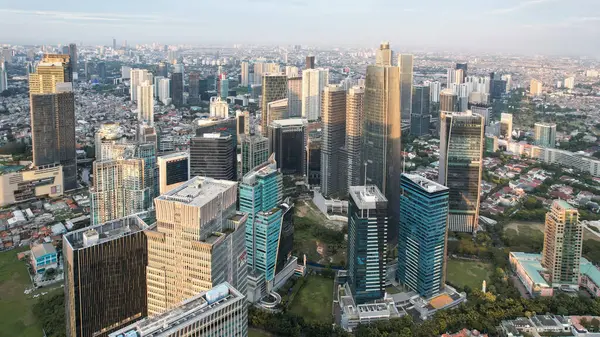 Endonezya 'nın başkenti Jakarta' nın panoramik şehir manzarası gün batımında. Kirlenmiş şehirde ender bir gün. Jakarta, Endonezya, 8 Şubat 2024