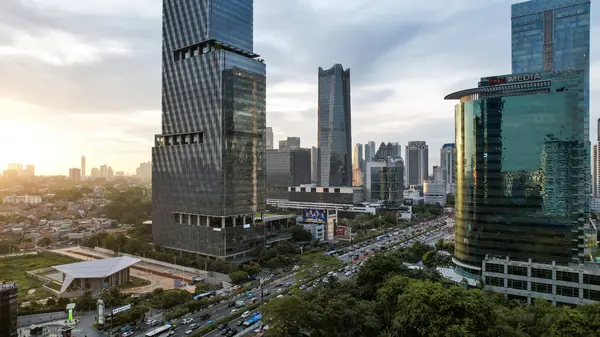 Endonezya 'nın başkenti Jakarta' nın panoramik şehir manzarası gün batımında. Kirlenmiş şehirde ender bir gün. Jakarta, Endonezya, 8 Şubat 2024