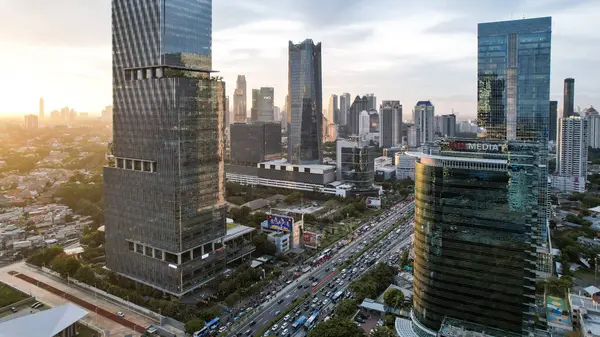 Endonezya 'nın başkenti Jakarta' nın panoramik şehir manzarası gün batımında. Kirlenmiş şehirde ender bir gün. Jakarta, Endonezya, 8 Şubat 2024