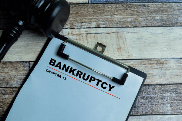 Концепция банкротства Глава 13 написать на бумажной работе с молотком изолированы на деревянном фоне.