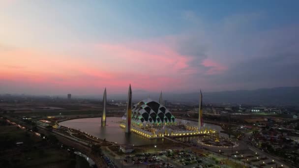 Pandangan Udara Menunjukkan Masjid Agung Jabbar Sebagai Markah Tanah Dan — Stok Video