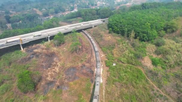 Scenic View Passenger Train Passerar Cikubang Bridge Längsta Active Train — Stockvideo