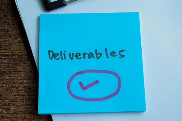 Concetto Deliverables Scrivere Note Adesive Isolate Tavolo Legno — Foto Stock