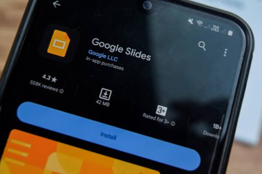 Smartphone ekranında Google Slides uygulaması. Google Slides, Google LLC tarafından geliştirilen ücretsiz bir web tarayıcısıdır. Bekasi, Endonezya, 8 Mart 2024