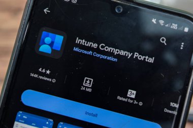 Intune Şirketi Portal uygulaması Smartphone ekranında. Intune, Microsoft Corporation tarafından geliştirilen ücretsiz bir web tarayıcısıdır. Bekasi, Endonezya, 8 Mart 2024