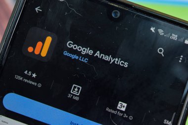 Smartphone ekranında Google Analitik uygulaması. Analitik, Google LLC tarafından geliştirilen ücretsiz bir web tarayıcısıdır. Bekasi, Endonezya, 14 Mart 2024