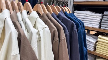 Dükkandaki raflarda çeşitli renkli gömlekler var. Bekasi, Endonezya, 14 Mart 2024