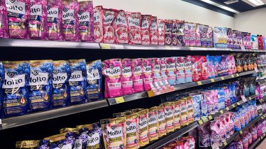 Marketteki çeşitli giyim parfümleri. Bekasi, Endonezya, 14 Mart 2024