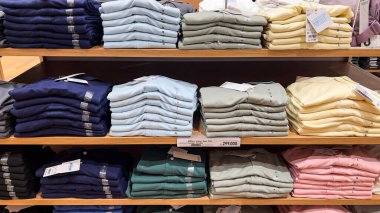 Dükkandaki raflarda çeşitli renkli gömlekler var. Bekasi, Endonezya, 14 Mart 2024