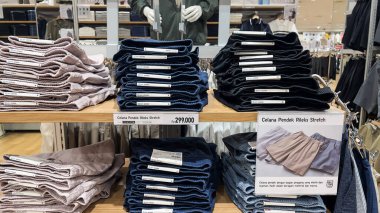 Dükkandaki raflarda çeşitli renkli gömlekler var. Bekasi, Endonezya, 14 Mart 2024