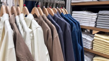 Dükkandaki raflarda çeşitli renkli gömlekler var. Bekasi, Endonezya, 14 Mart 2024