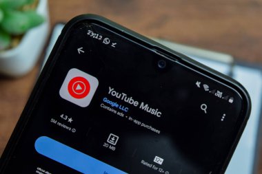 Smartphone ekranında Youtube Müzik uygulaması. Youtube, Google LLC tarafından geliştirilen ücretsiz bir web tarayıcısıdır. Bekasi, Endonezya, 20 Mart 2024