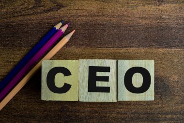 Tahta arka planda CEO sözcüğünün olduğu tahta küplerin kavramı.