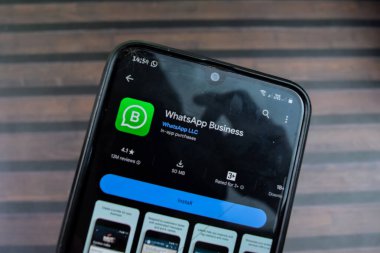 WhatsApp Business uygulaması Smartphone ekranında. WhatsApp WhatsApp LLC tarafından geliştirilen ücretsiz bir web tarayıcısıdır. Bekasi, Endonezya, 24 Mart 2024