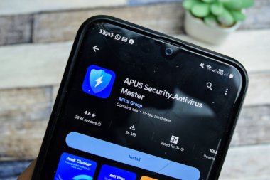 APUS güvenlik uygulaması Smartphone ekranında. Antivirüs Master APUS Group tarafından geliştirilen ücretsiz bir web tarayıcısıdır. Bekasi, Endonezya, 27 Mart 2024