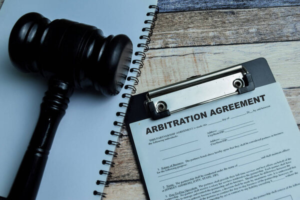 Concepto Acuerdo Arbitraje Escribir Sobre Papeleo Aislado Sobre Fondo Madera — Foto de Stock
