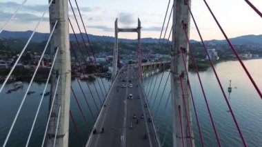 Ambon Körfezi ve Wai Ruhu Galala Yellow Truss Köprüsü 'ndeki Iconic Merah Putih Kablo Kaldı Köprüsü' nün hava görüntüsü. Ambon, Endonezya - 6 Nisan 2024