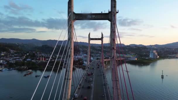 Vista Aérea Del Icónico Merah Putih Cable Stayed Bridge Través — Vídeos de Stock
