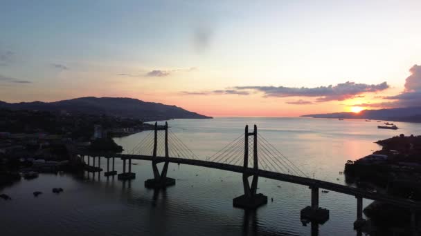 Pemandangan Udara Kabel Merah Putih Kabel Jembatan Stayed Akcross Teluk — Stok Video