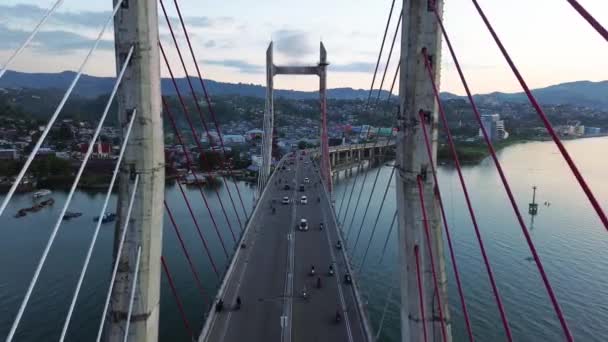 Pemandangan Udara Kabel Merah Putih Kabel Jembatan Stayed Akcross Teluk — Stok Video