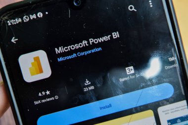 Microsoft Power BI uygulaması Smartphone ekranında. Power BI, Microsoft Corporation tarafından geliştirilen ücretsiz bir web tarayıcısıdır. Bekasi, Endonezya, 9 Nisan 2024