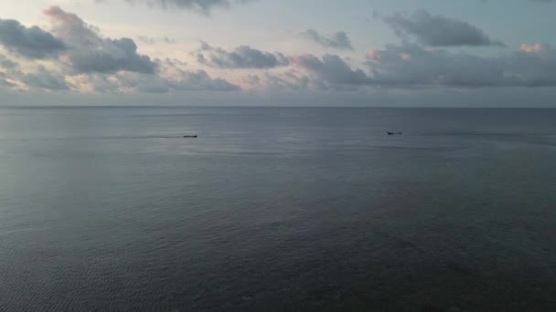 Luftaufnahme Eines Holzbootes Der Bucht Von Banda Neira Bei Sonnenuntergang — Stockvideo