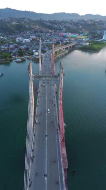 Ambon Körfezi ve Wai Ruhu Galala Yellow Truss Köprüsü 'ndeki Iconic Merah Putih Kablo Kalıcı Köprüsü Hava Görüntüsü