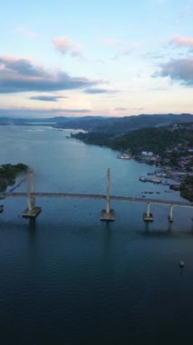 Ambon Körfezi ve Wai Ruhu Galala Yellow Truss Köprüsü 'ndeki Iconic Merah Putih Kablo Kalıcı Köprüsü Hava Görüntüsü