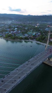 Ambon Körfezi ve Wai Ruhu Galala Yellow Truss Köprüsü 'ndeki Iconic Merah Putih Kablo Kalıcı Köprüsü Hava Görüntüsü