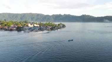 Ejderha Botu takımının hava görüntüsü baterist hızında kürek çekiyor. Maluku, Endonezya, 12 Nisan 2024