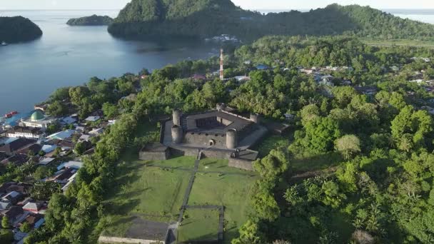 バンダ ネイラ海を背景としたベルガニカ砦の空中展望 インドネシア マルク 2024年4月12日 — ストック動画
