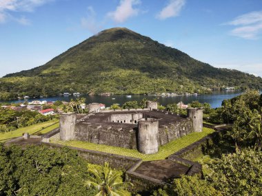 Arka planda Banda Neira okyanusu olan Belgica Kalesi 'nin havadan görüntüsü. Maluku, Endonezya, 13 Nisan 2024