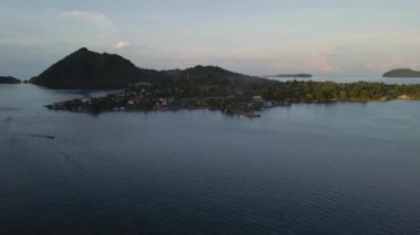 Gökyüzü manzarası Cennet Deniz Sahili 'ne gidiyor. Endonezya plajları. Banda Neira Adası 'na git, tropik deniz plajı. Boş bir deniz sahilinde rahatla. Maluku, Endonezya, 9 Nisan 2024