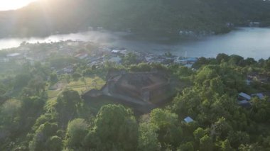 Arka planda Banda Neira okyanusu olan Belgica Kalesi 'nin havadan görüntüsü. Maluku, Endonezya, 12 Nisan 2024