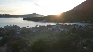 Gökyüzü manzarası Cennet Deniz Sahili 'ne gidiyor. Endonezya plajları. Banda Neira Adası 'na git, tropik deniz plajı. Boş bir deniz sahilinde rahatla. Maluku, Endonezya, 9 Nisan 2024