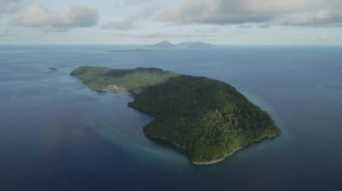 Pulau 'nun havadan görünüşü Banda Adalarından birini yönetiyor. Maluku, Endonezya 17 Nisan 2024