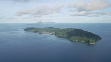 Pulau 'nun havadan görünüşü Banda Adalarından birini yönetiyor. Maluku, Endonezya 17 Nisan 2024